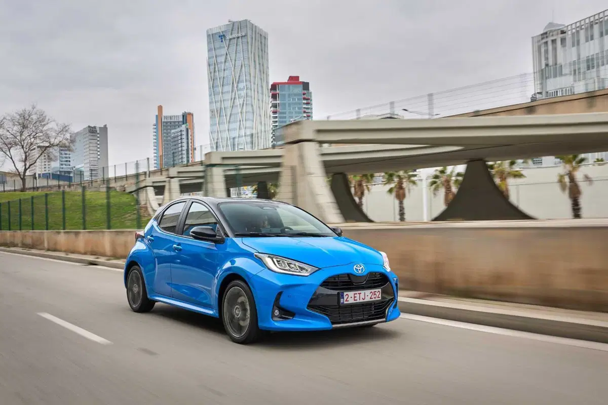 Toyota Yaris arriva a 130 CV ibridi e migliora in tutto [VIDEO]