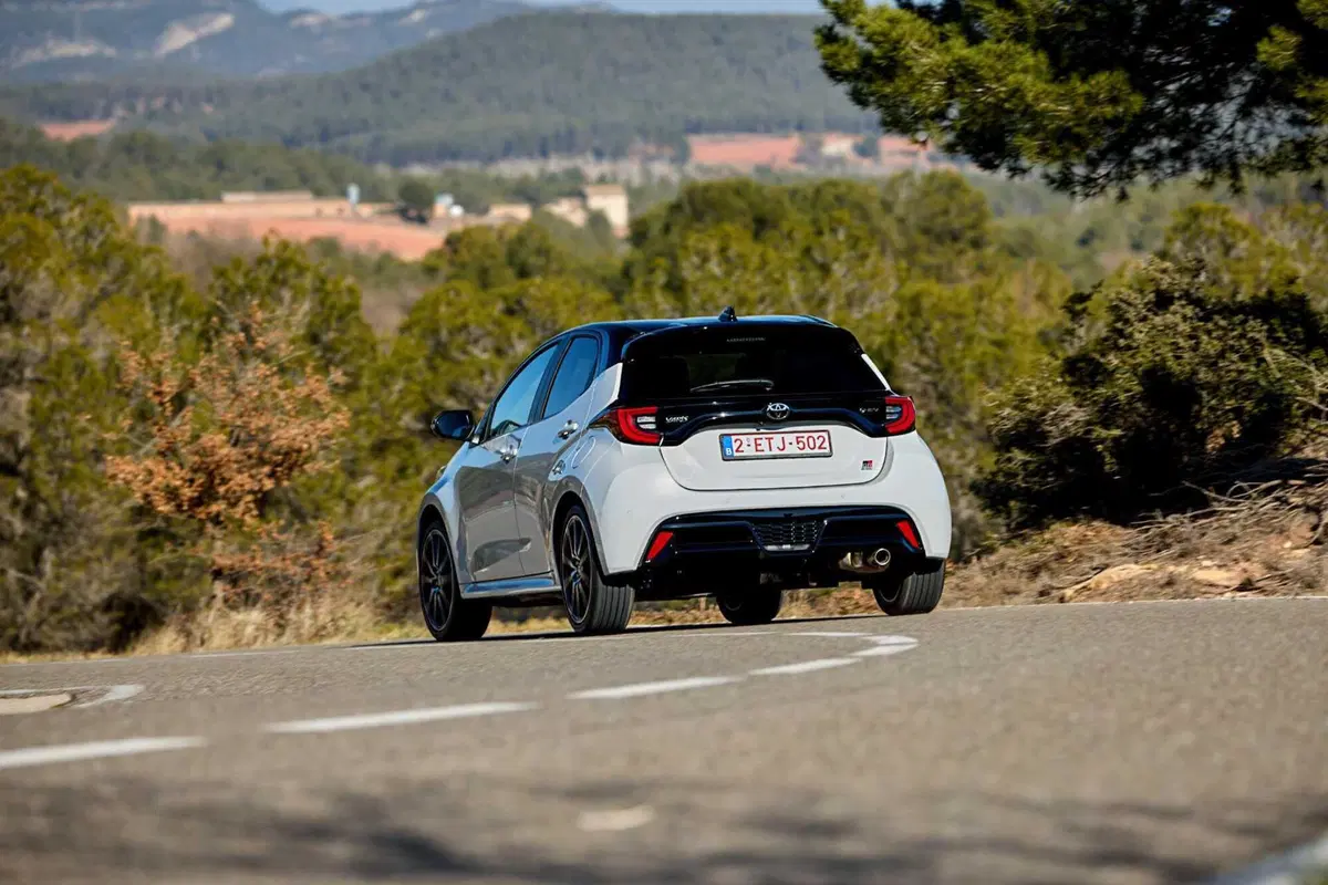 Toyota Yaris arriva a 130 CV ibridi e migliora in tutto [VIDEO] (26)