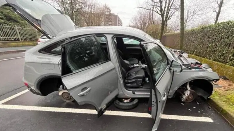 Come gli avvoltoi: "spolpata" un'Audi Q5 Sportback 