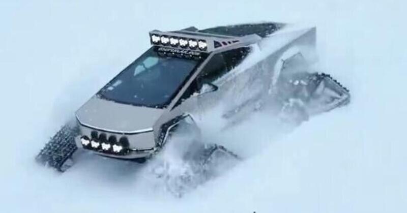 Tesla Cybertruck: &egrave; gi&agrave; sui cingoli, la star della neve [VIDEO]