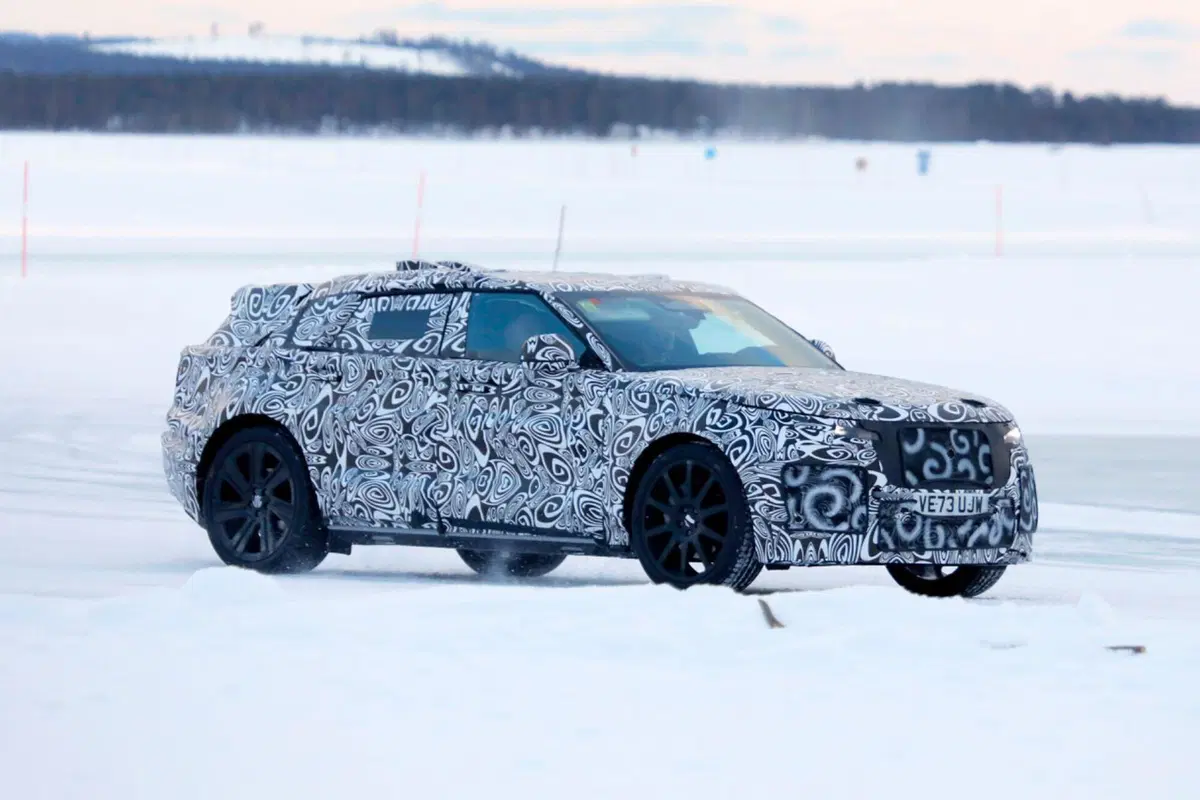 Range Rover, ecco la prima elettrica in fase di test [Foto Spia] (3)