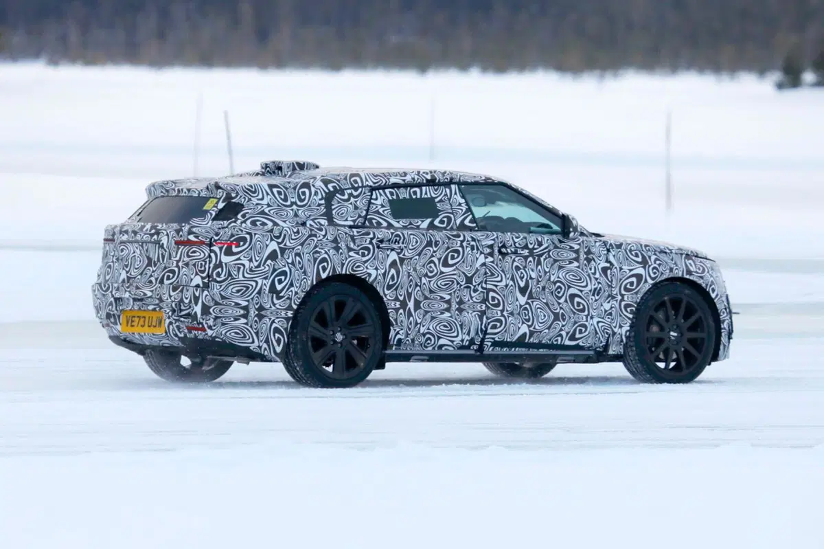 Range Rover, ecco la prima elettrica in fase di test [Foto Spia] (6)