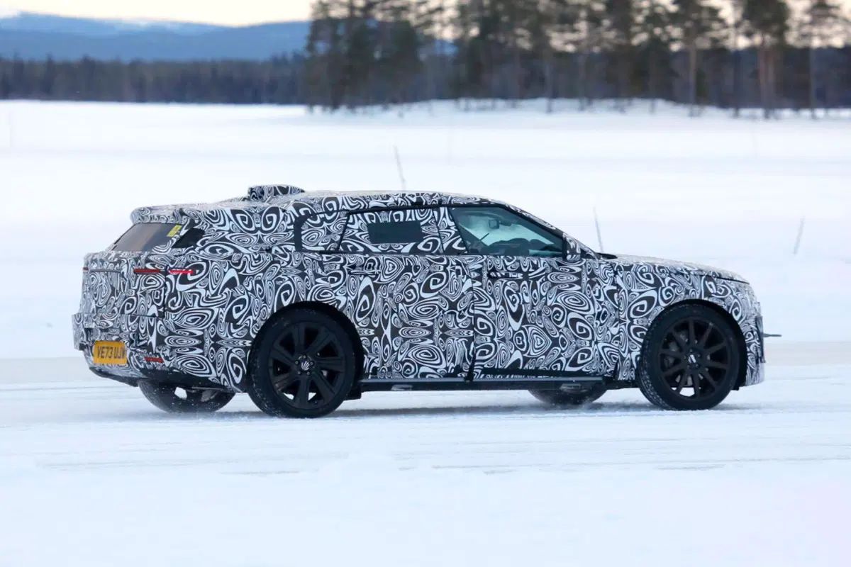Range Rover, ecco la prima elettrica in fase di test [Foto Spia] (13)