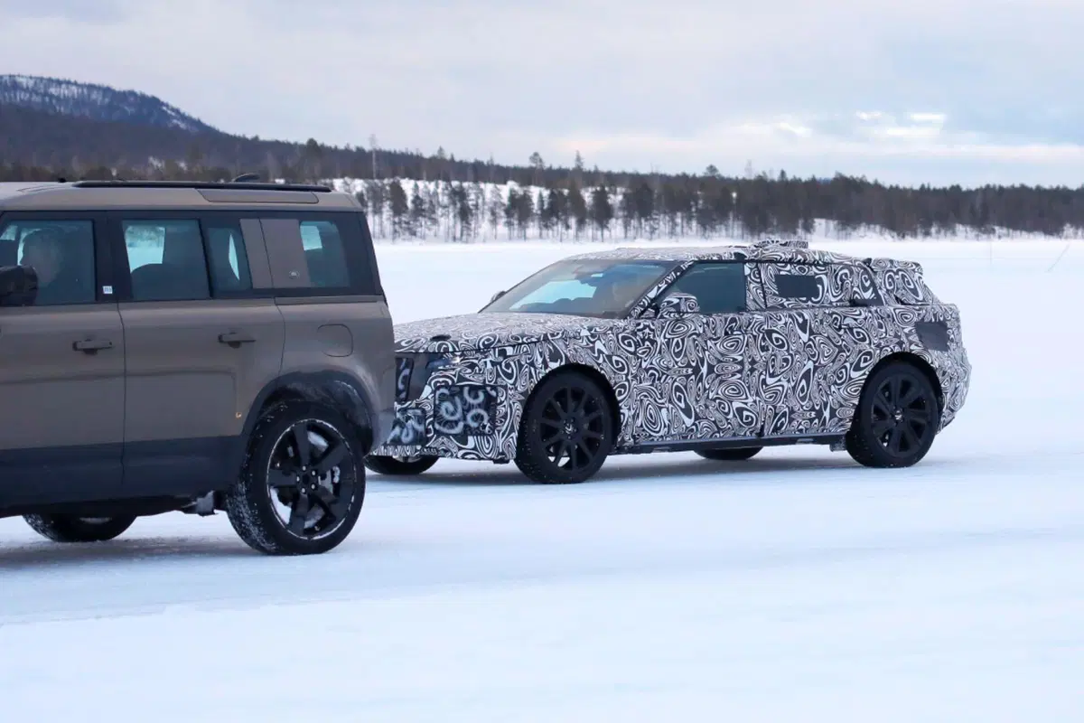 Range Rover, ecco la prima elettrica in fase di test [Foto Spia] (14)