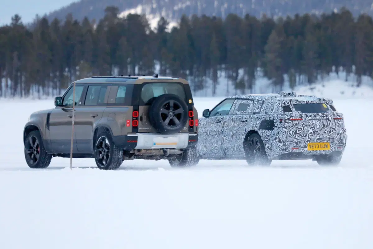 Range Rover, ecco la prima elettrica in fase di test [Foto Spia] (15)