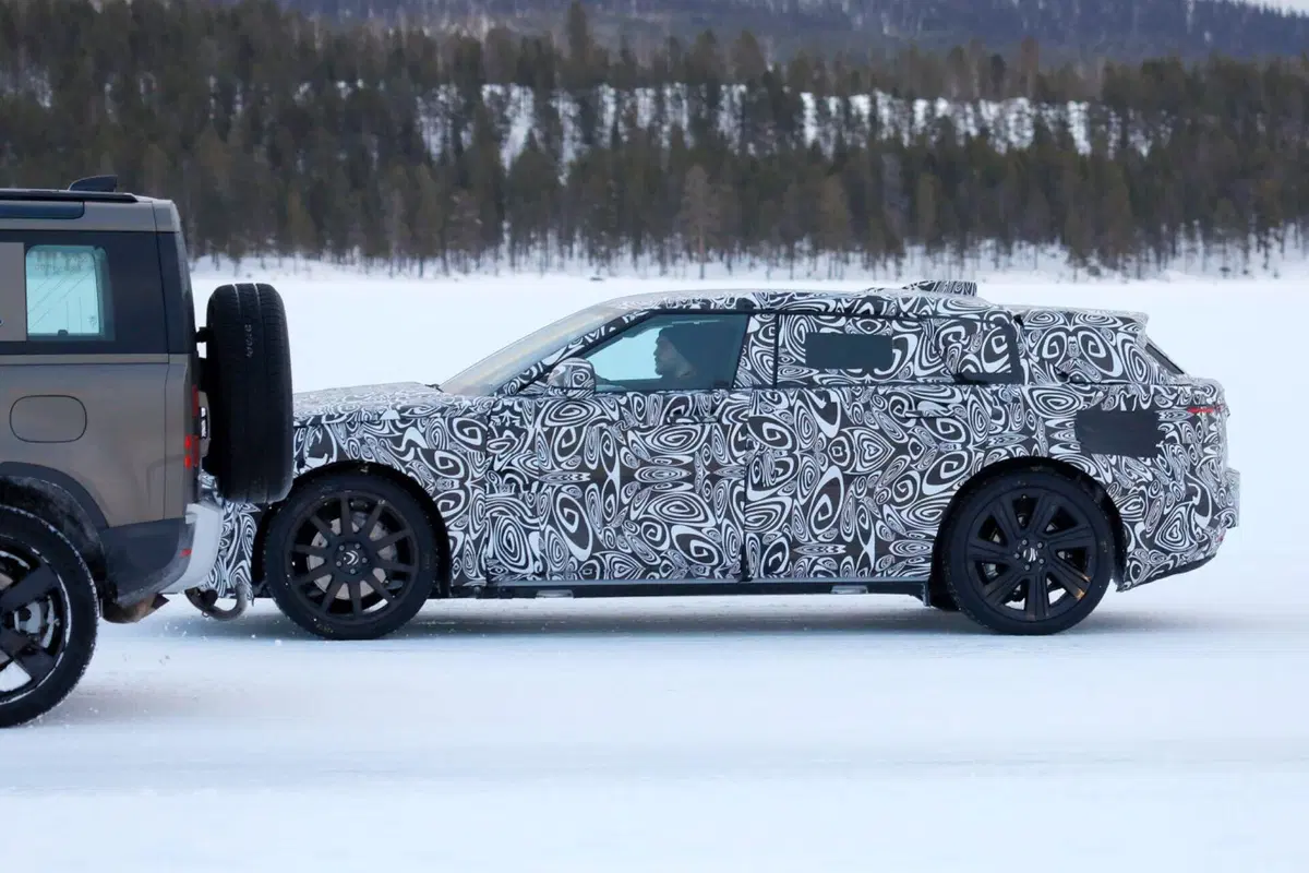 Range Rover, ecco la prima elettrica in fase di test [Foto Spia] (17)