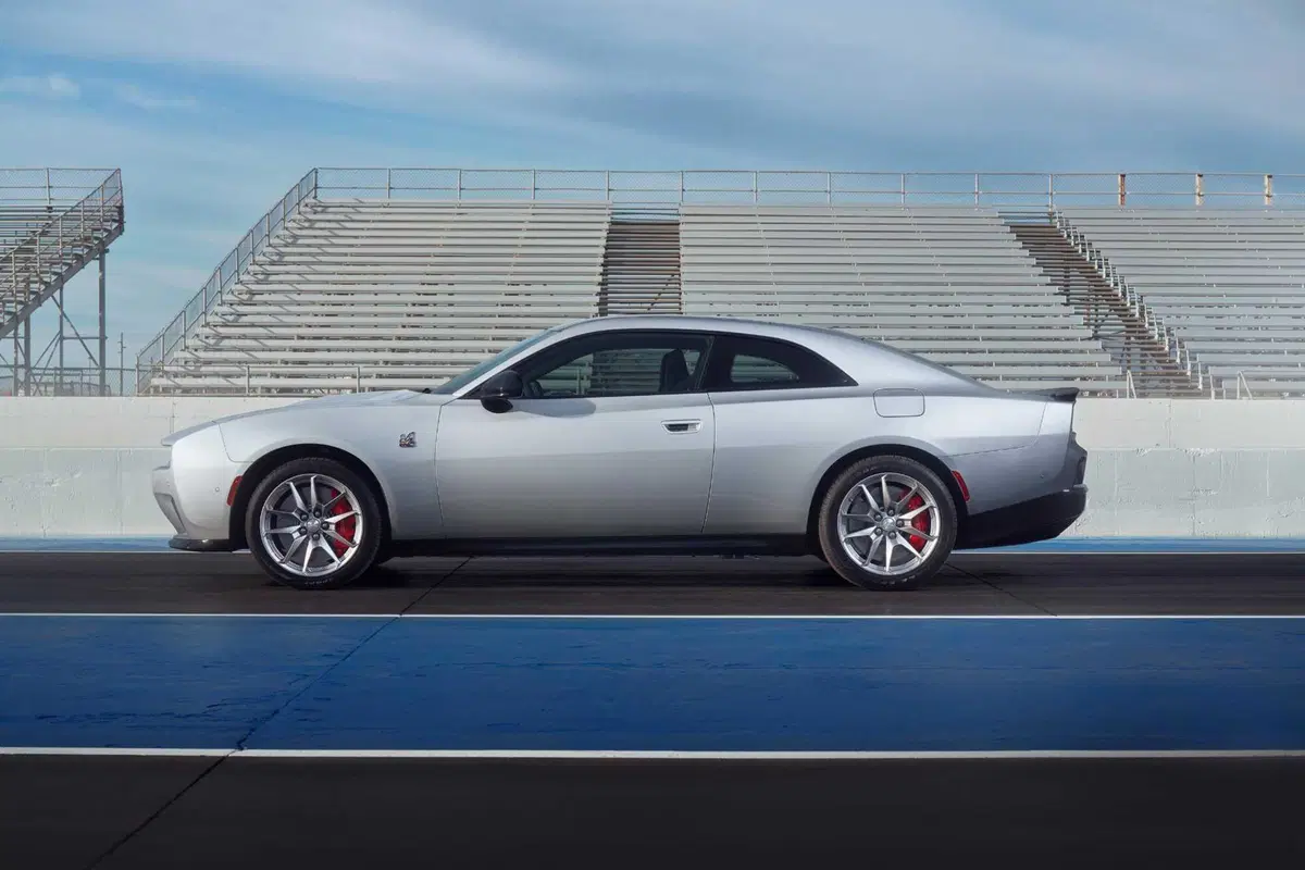 Dodge Charger Daytona EV: la prima muscle car a batterie (ma c'è anche a benzina)  