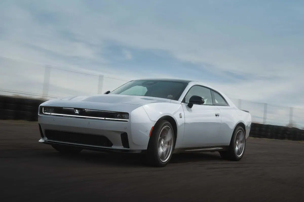 Dodge Charger Daytona EV: la prima muscle car a batterie (ma c'è anche a benzina)   (2)