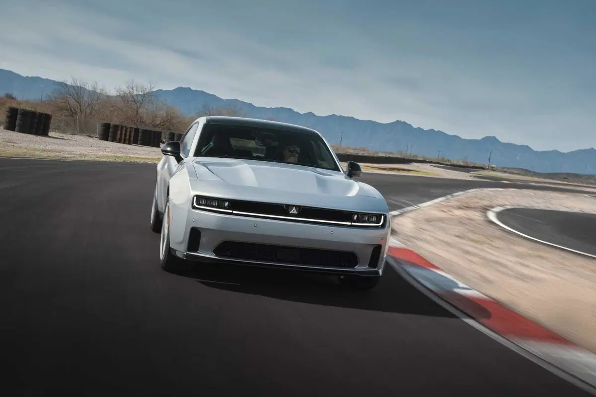 Dodge Charger Daytona EV: la prima muscle car a batterie (ma c'è anche a benzina)   (3)