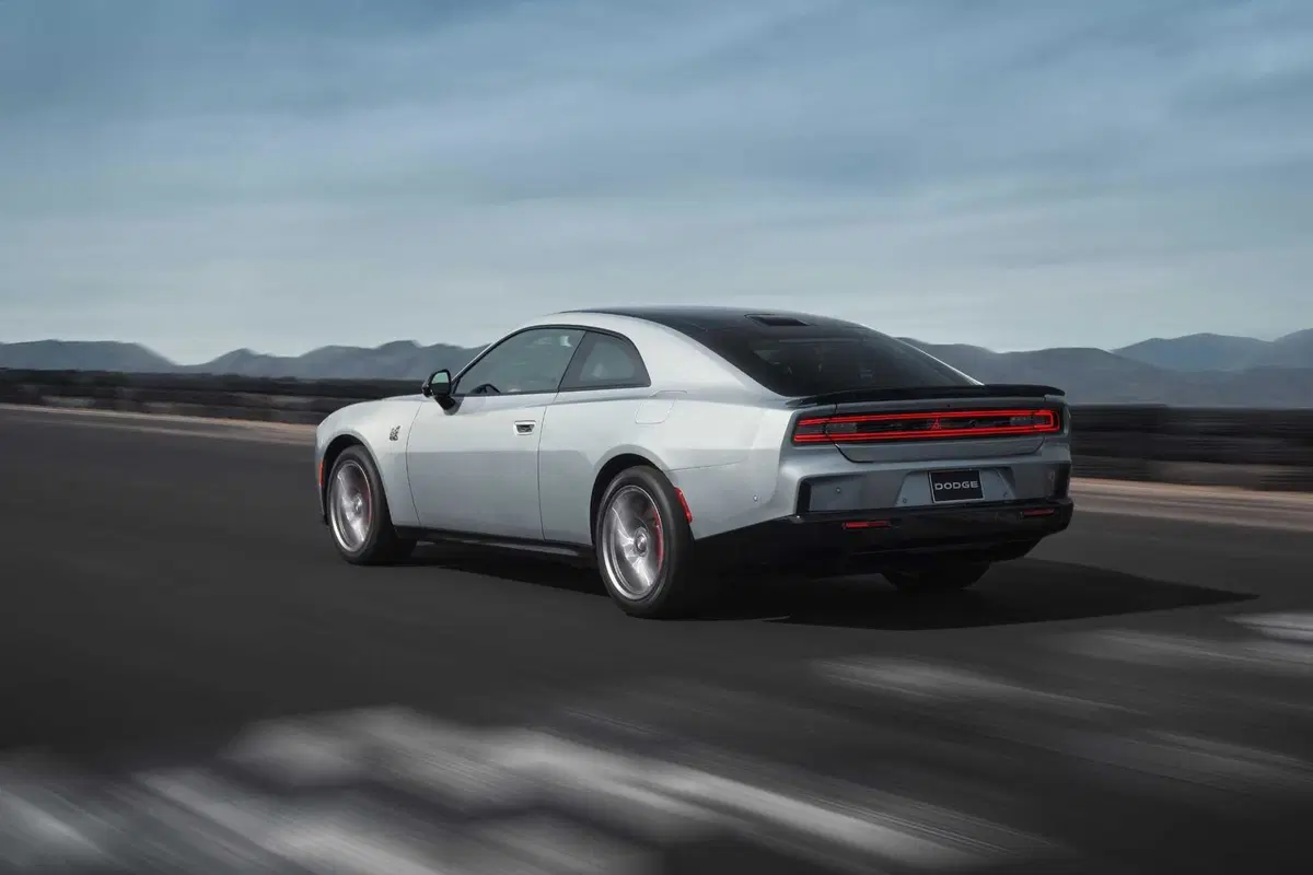 Dodge Charger Daytona EV: la prima muscle car a batterie (ma c'è anche a benzina)   (4)