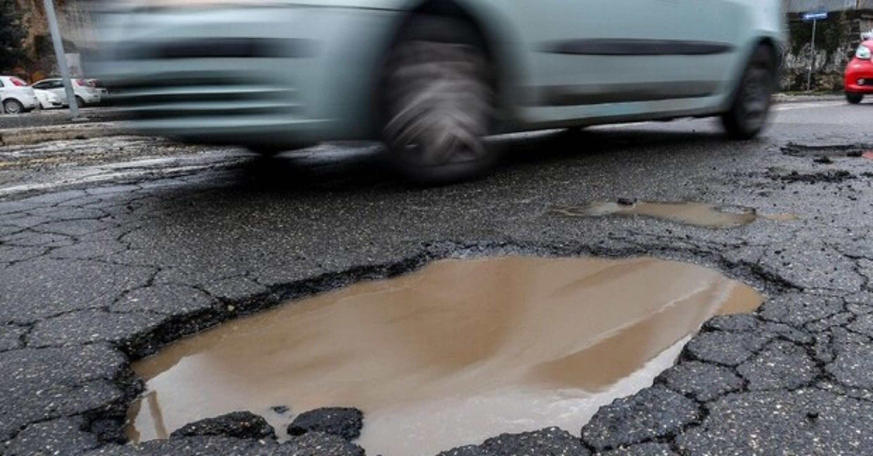 Incidente o danni per buche stradali, chi ci ripaga?