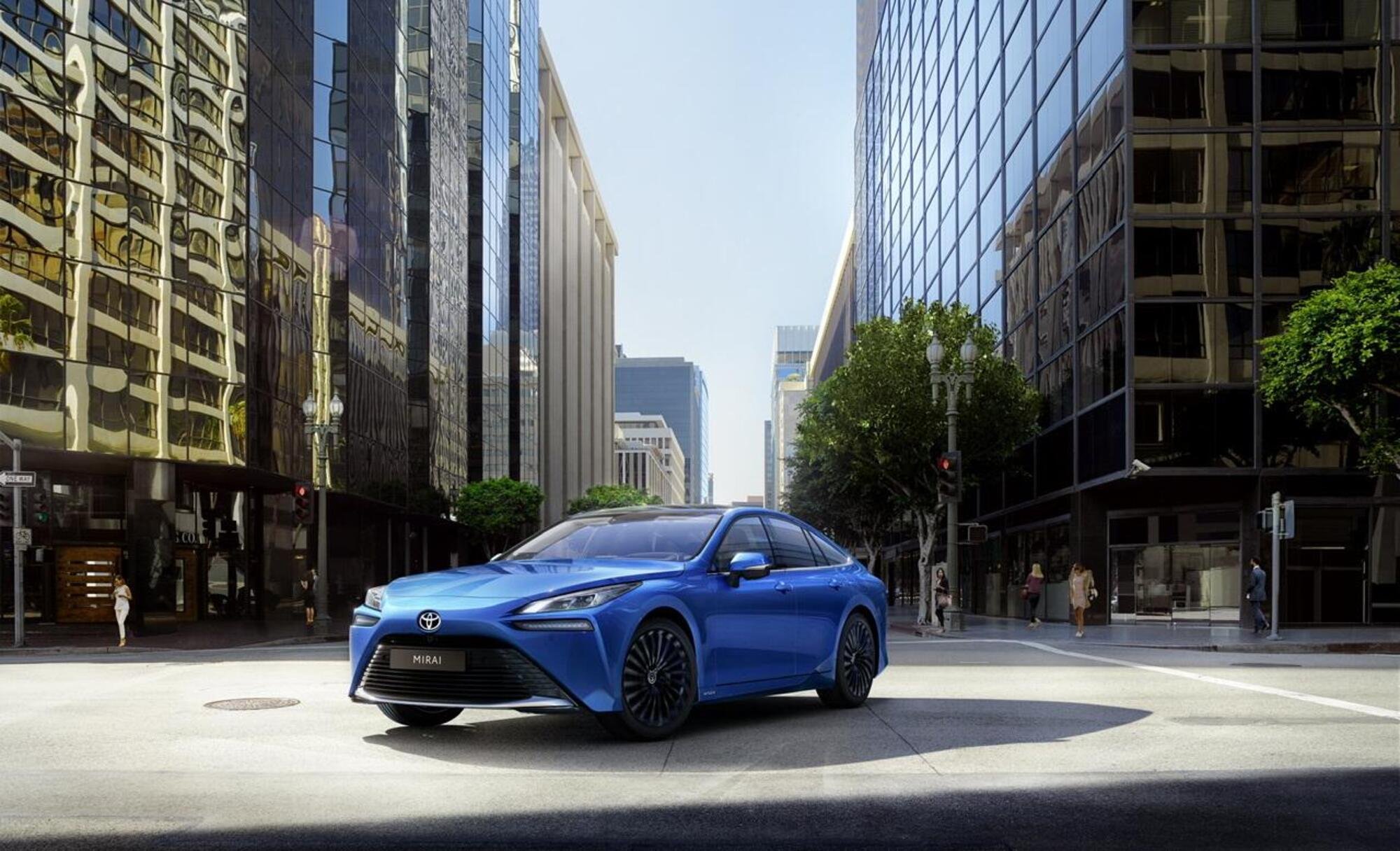 Toyota e l&#039;idrogeno: la Mirai 2024 si aggiorna e sbarca a Parigi per le Olimpiadi