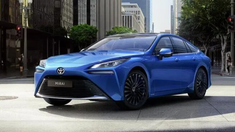 Toyota e l'idrogeno: la Mirai 2024 si aggiorna e sbarca a Parigi per le Olimpiadi