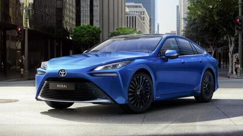 Toyota e l&#039;idrogeno: la Mirai 2024 si aggiorna e sbarca a Parigi per le Olimpiadi