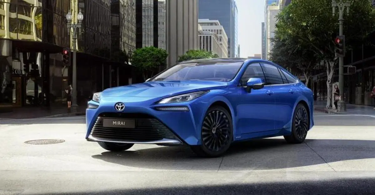 Toyota e l'idrogeno: la Mirai 2024 si aggiorna e sbarca a Parigi per le Olimpiadi