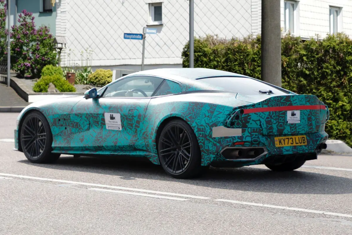Aston Martin DBS, V12 da oltre 800 Cv [Foto Spia] (2)