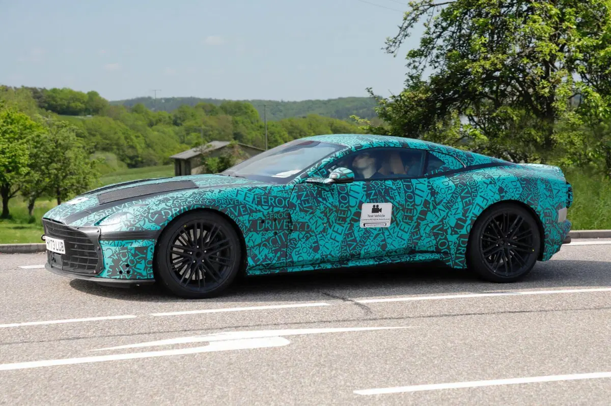 Aston Martin DBS, V12 da oltre 800 Cv [Foto Spia] (3)