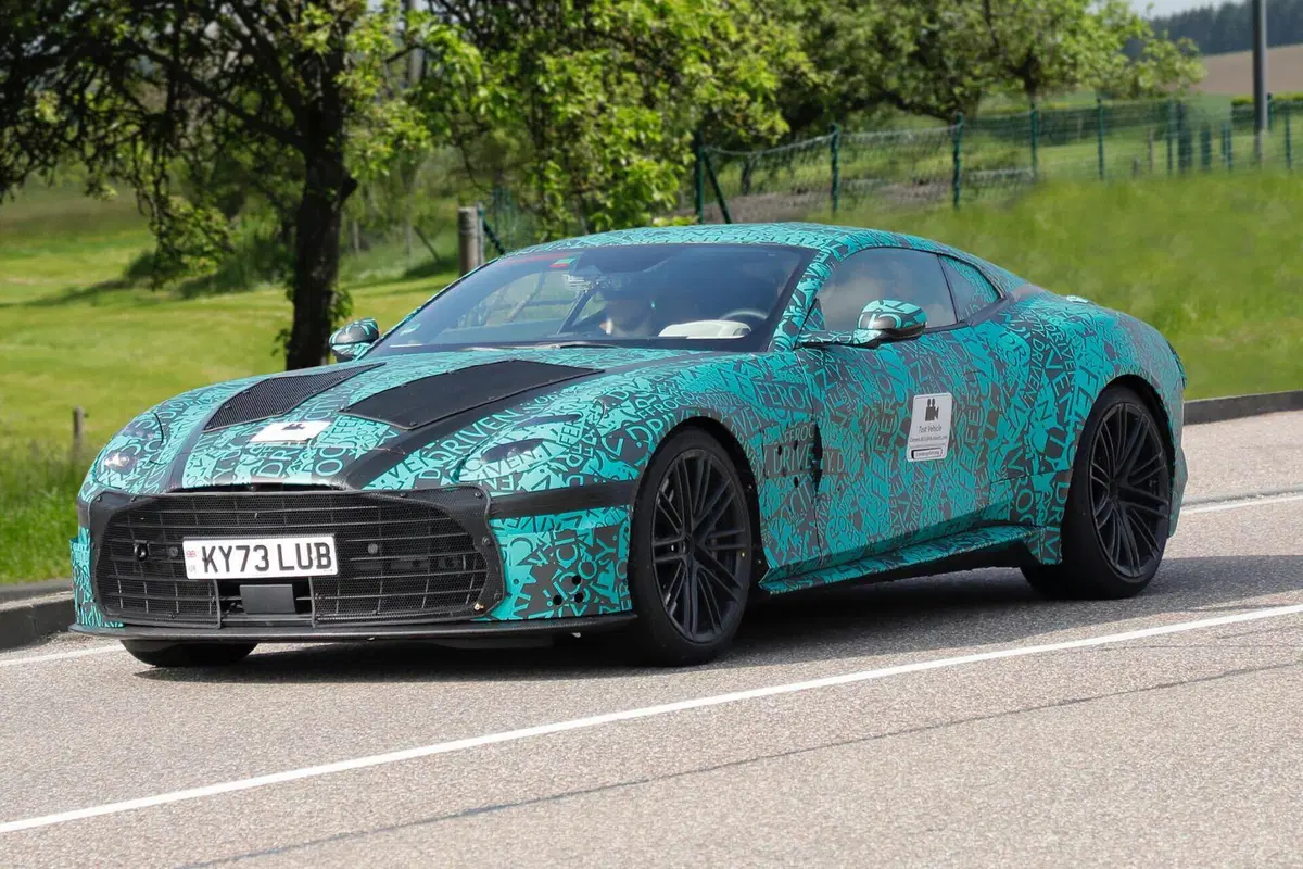 Aston Martin DBS, V12 da oltre 800 Cv [Foto Spia] (4)