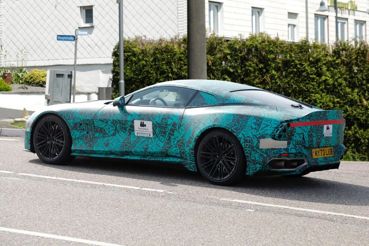 Aston Martin DBS, V12 da oltre 800 Cv [Foto Spia] (5)