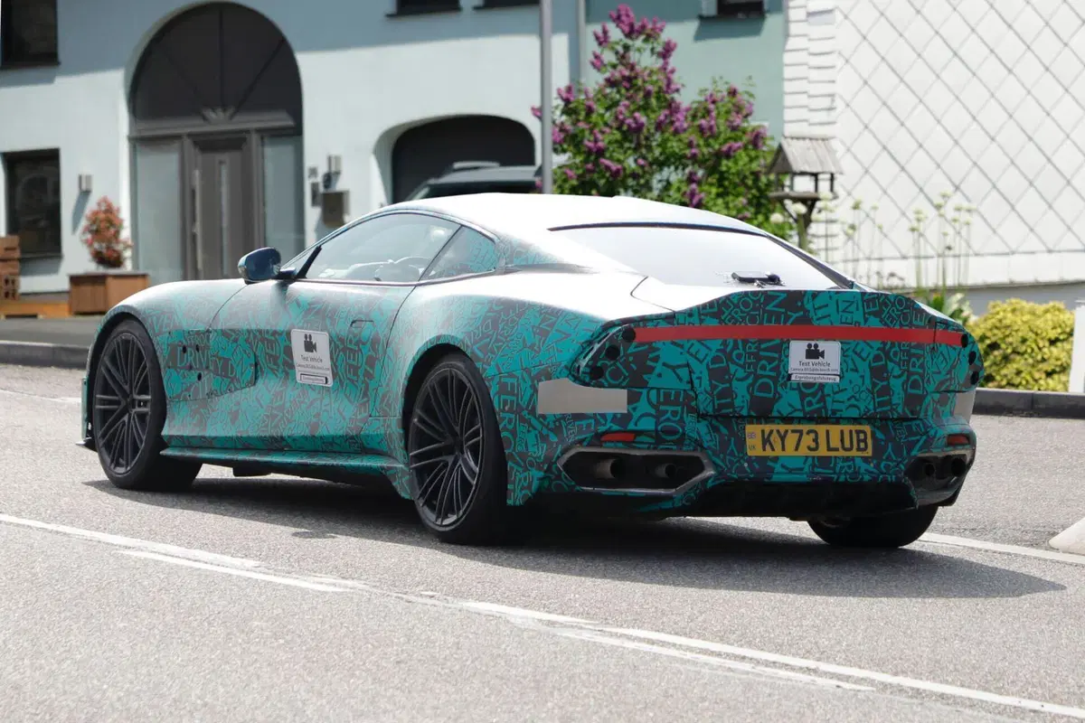 Aston Martin DBS, V12 da oltre 800 Cv [Foto Spia] (6)