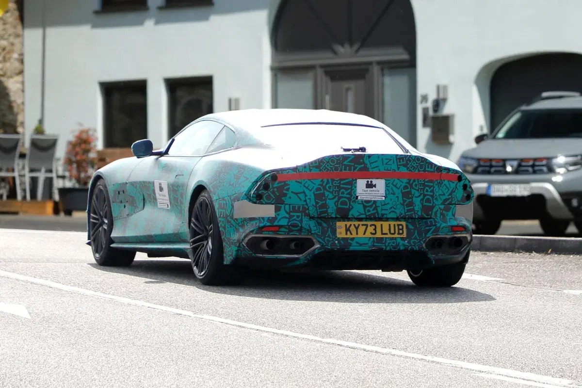 Aston Martin DBS, V12 da oltre 800 Cv [Foto Spia] (7)