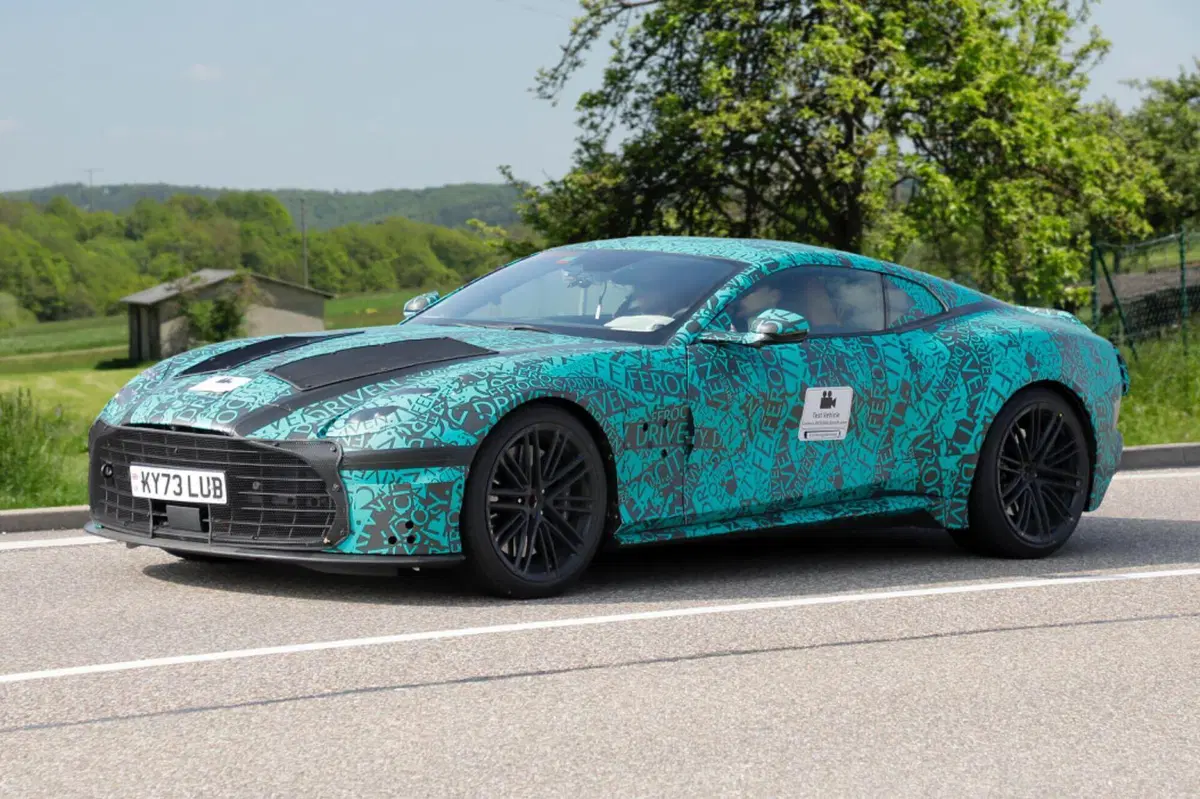 Aston Martin DBS, V12 da oltre 800 Cv [Foto Spia] (8)