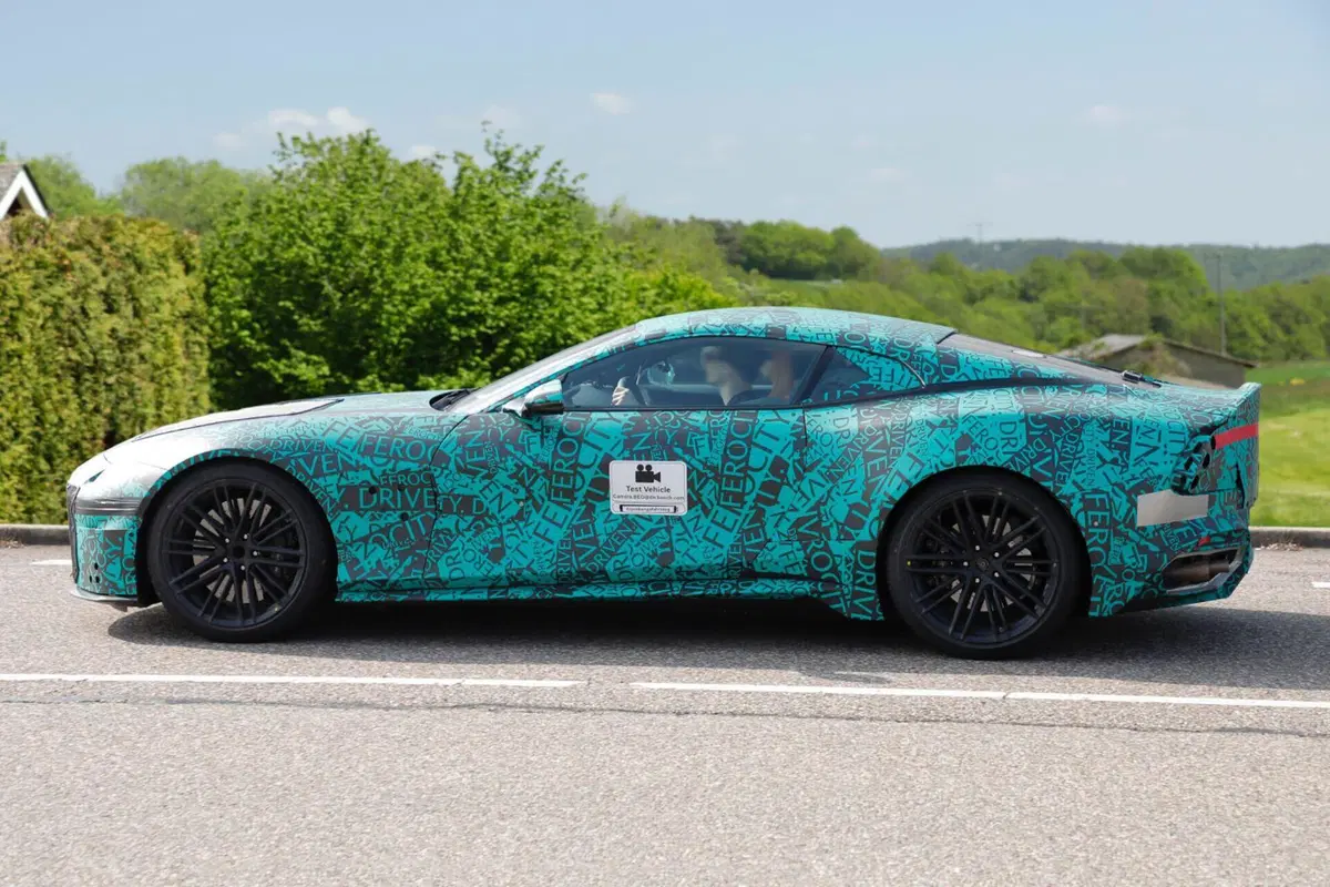 Aston Martin DBS, V12 da oltre 800 Cv [Foto Spia] (9)