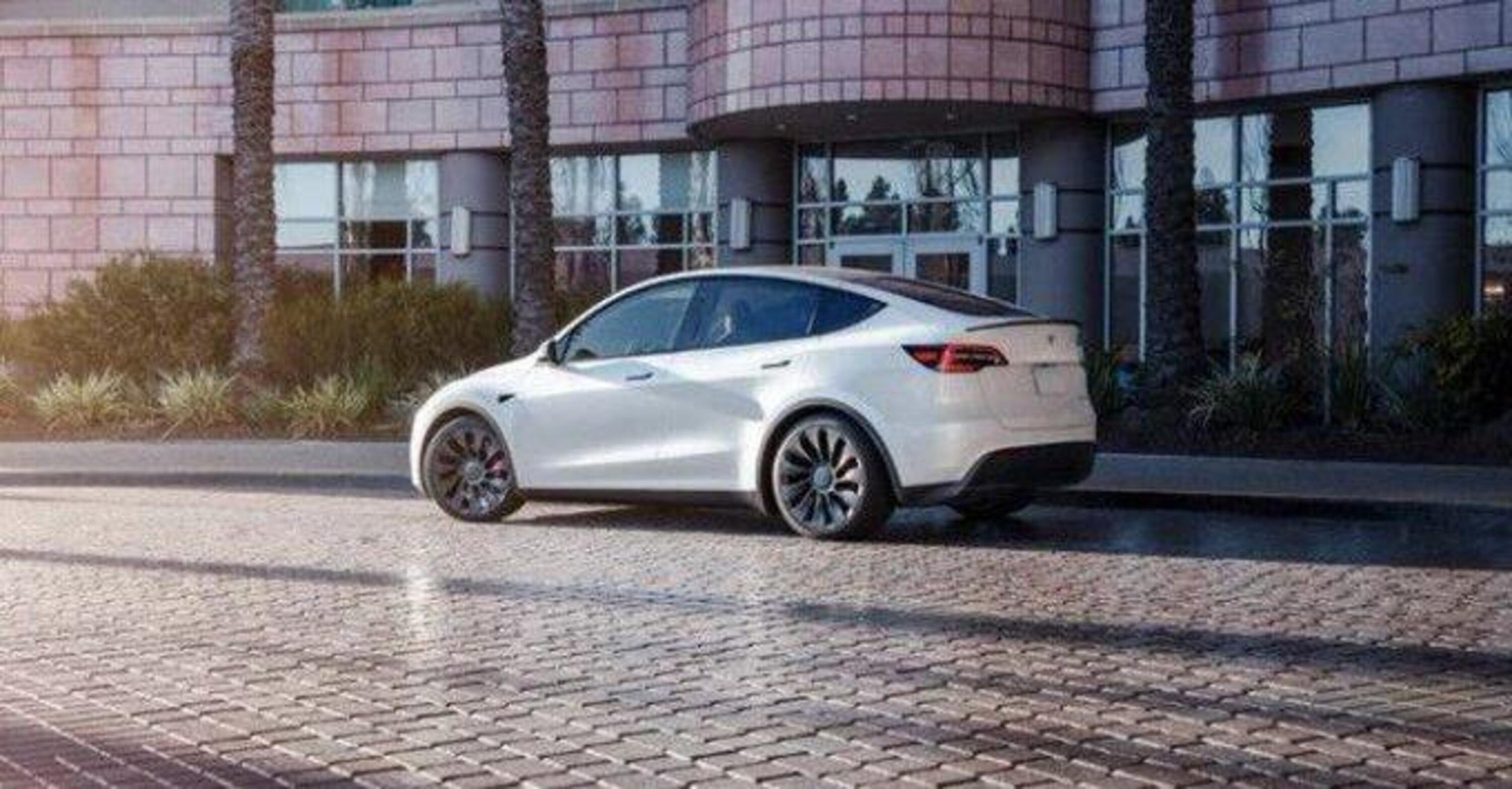 Tesla Model Y: arriva la variante &ldquo;van&rdquo; per i professionisti francesi