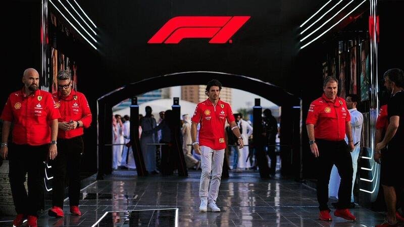 F1. GP Arabia Saudita, Sainz torna nel paddock dopo l&rsquo;operazione di ieri