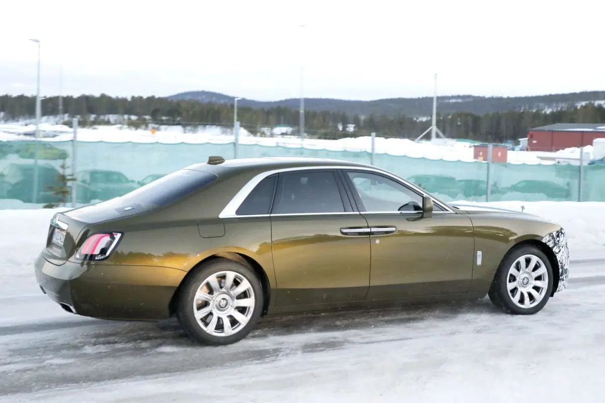 Rolls Royce Ghost, ecco il nuovo facelift [Foto Spia] (4)