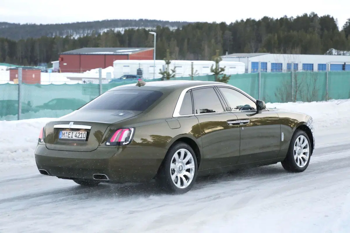 Rolls Royce Ghost, ecco il nuovo facelift [Foto Spia] (6)