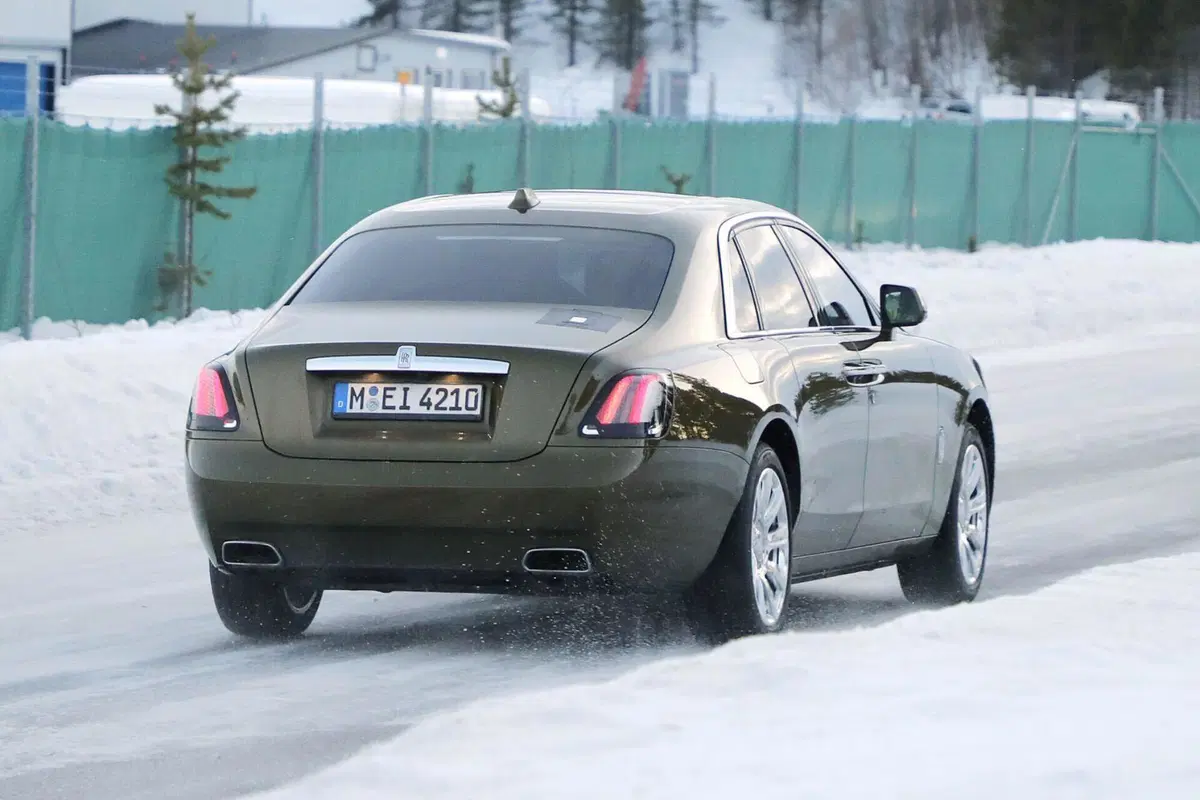 Rolls Royce Ghost, ecco il nuovo facelift [Foto Spia] (10)