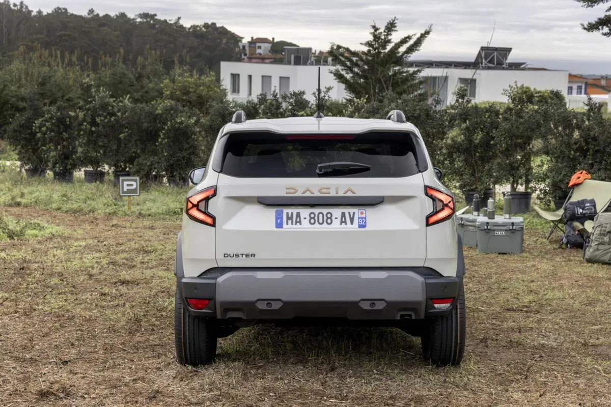 Dacia Duster 2024: aprono gli ordini da 19.700 euro (10)