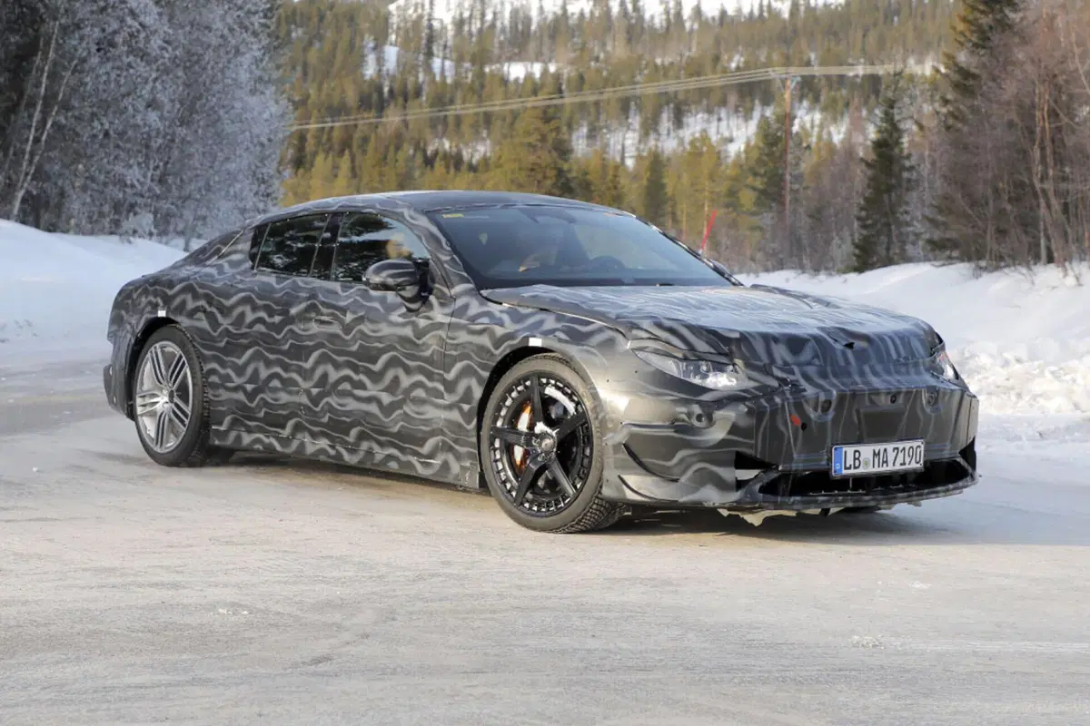 Mercedes AMG GT 4 porte, ecco le nuove foto spia dell’elettrica (3)