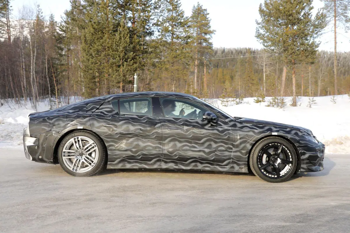 Mercedes AMG GT 4 porte, ecco le nuove foto spia dell’elettrica (4)