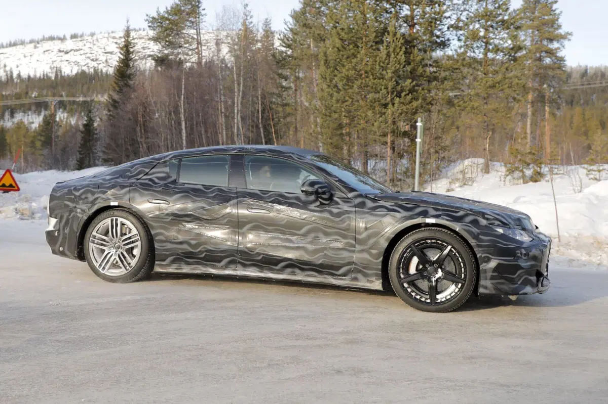 Mercedes AMG GT 4 porte, ecco le nuove foto spia dell’elettrica (5)