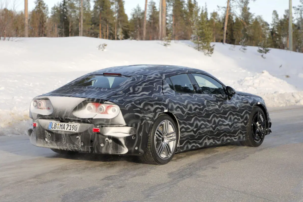 Mercedes AMG GT 4 porte, ecco le nuove foto spia dell’elettrica (8)