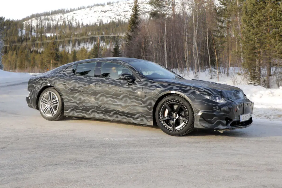 Mercedes AMG GT 4 porte, ecco le nuove foto spia dell’elettrica (2)