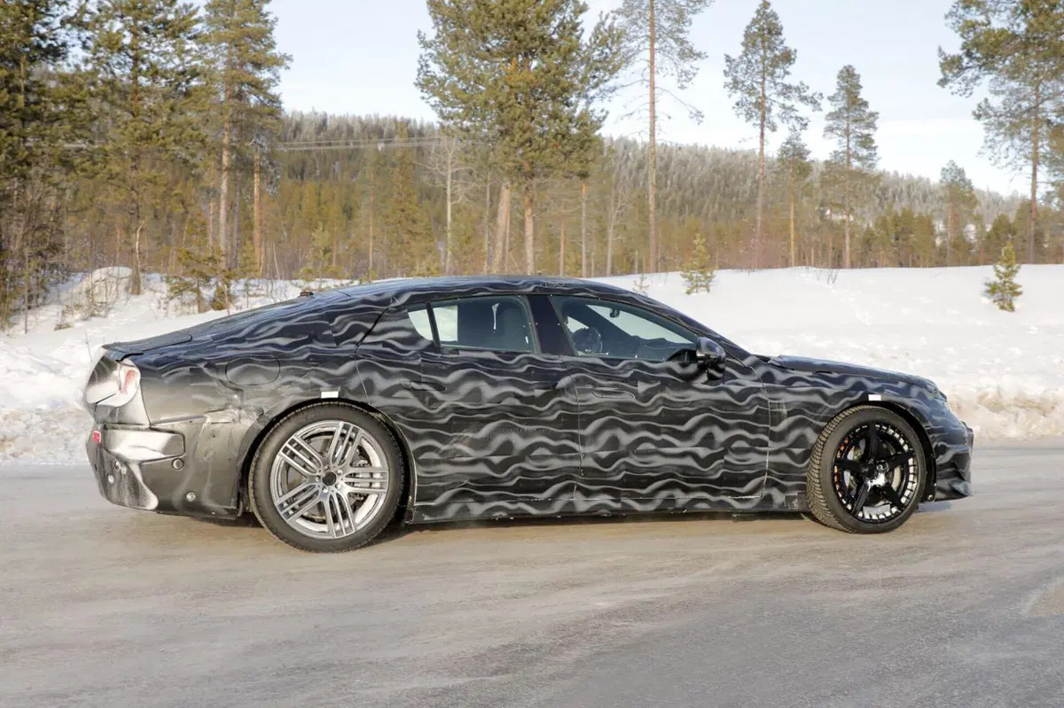 Mercedes AMG GT 4 porte, ecco le nuove foto spia dell’elettrica (12)
