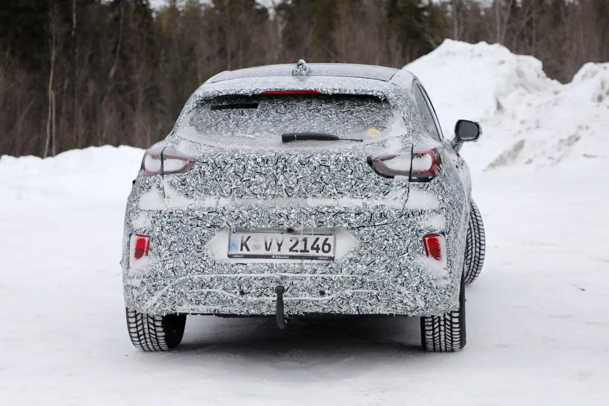 Ford Puma 2024, la nuova elettrica è quasi pronta [Foto Spia] (3)