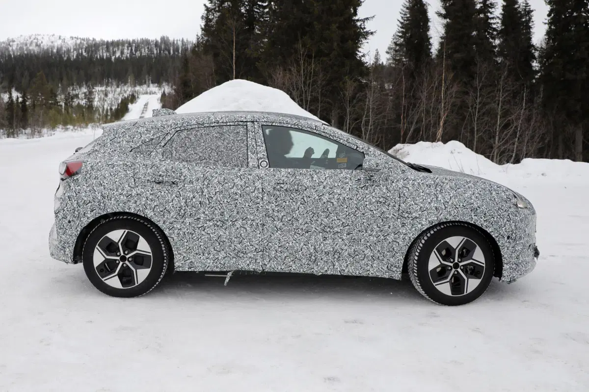 Ford Puma 2024, la nuova elettrica è quasi pronta [Foto Spia] (5)