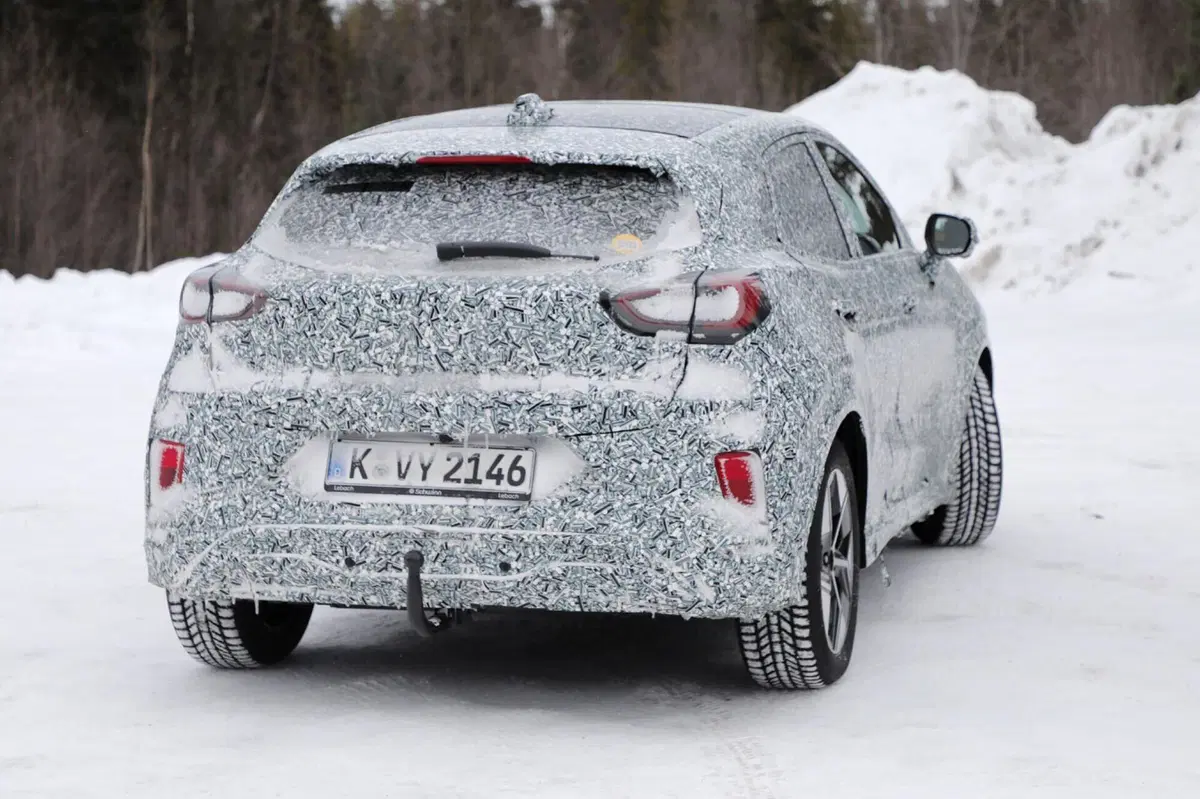 Ford Puma 2024, la nuova elettrica è quasi pronta [Foto Spia] (8)