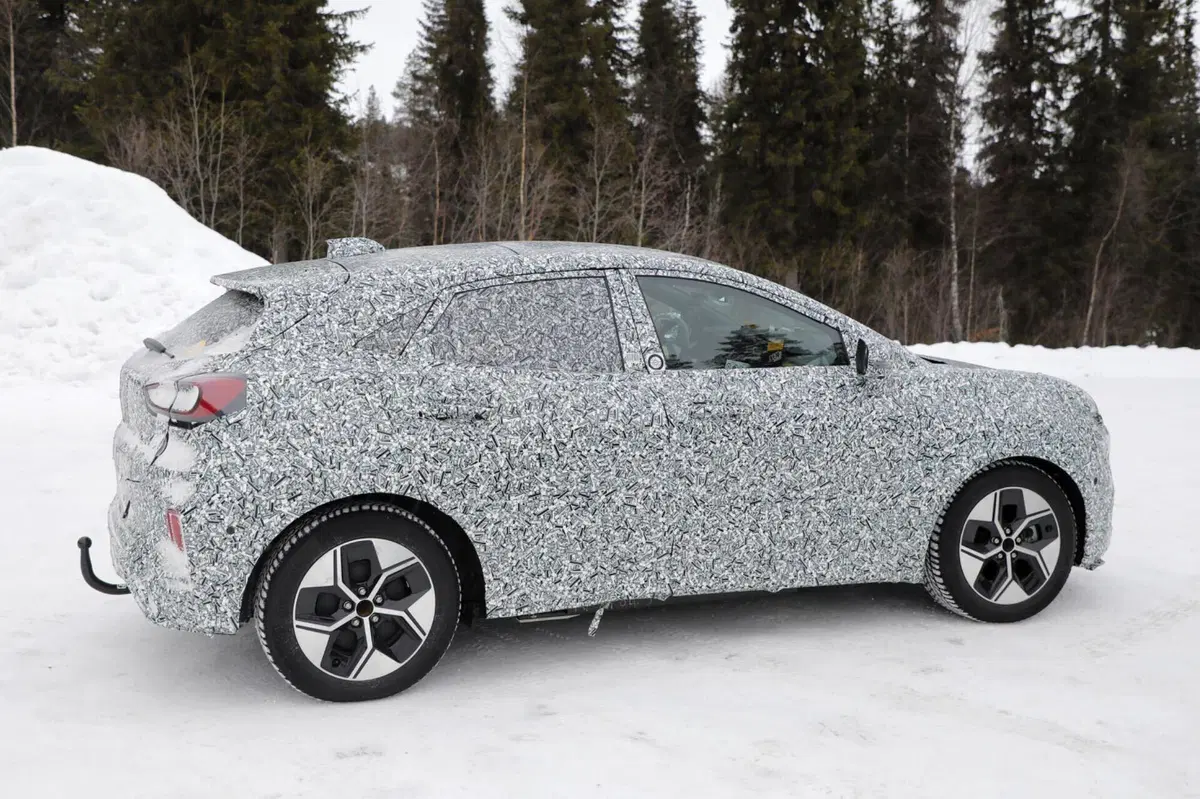 Ford Puma 2024, la nuova elettrica è quasi pronta [Foto Spia] (9)