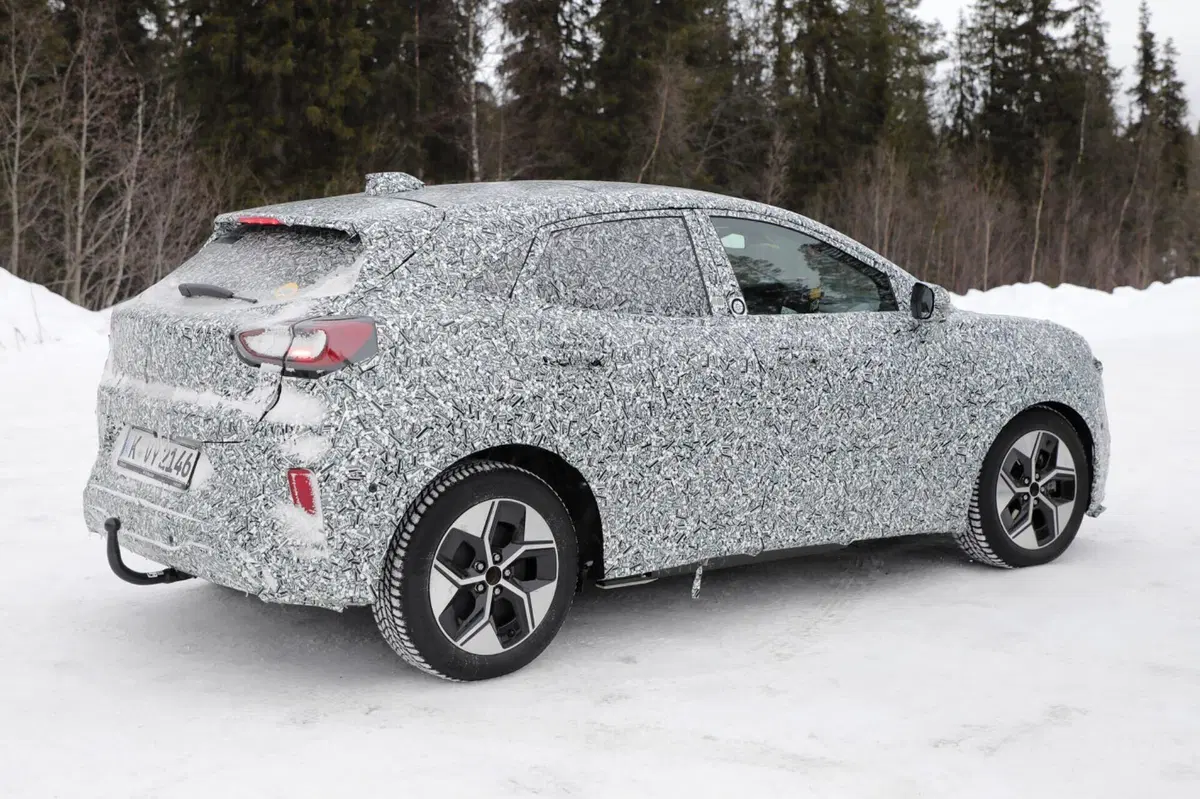 Ford Puma 2024, la nuova elettrica è quasi pronta [Foto Spia] (12)