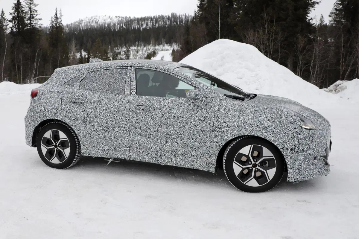 Ford Puma 2024, la nuova elettrica è quasi pronta [Foto Spia] (13)