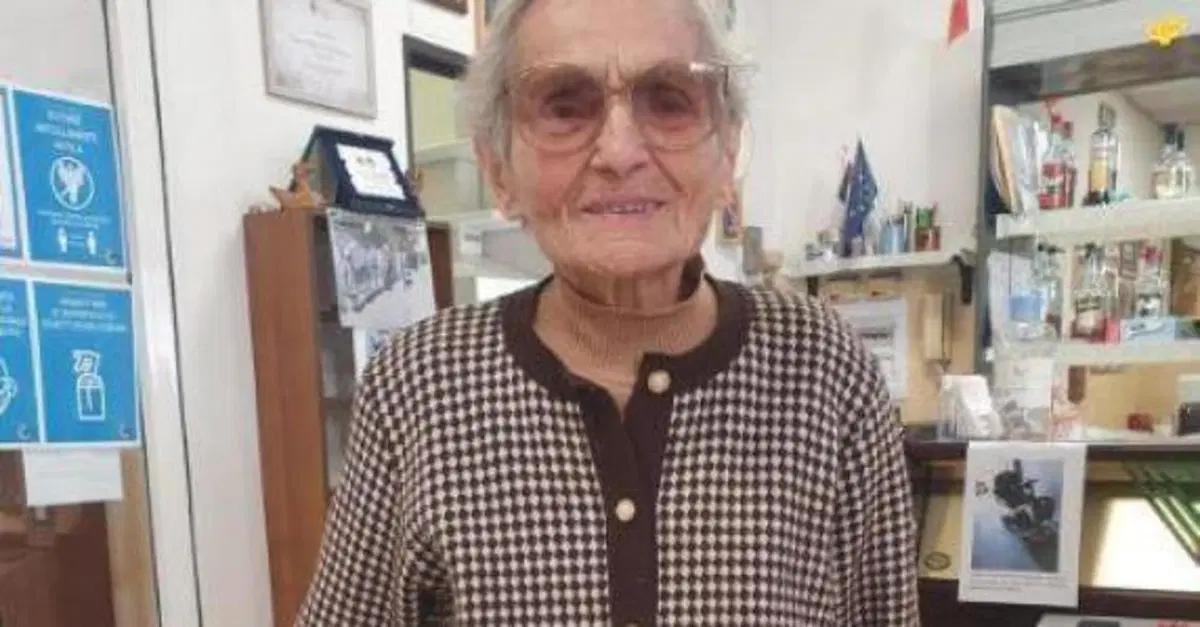 Fermata di notte a 103 anni alla guida della sua Panda con la patente scaduta