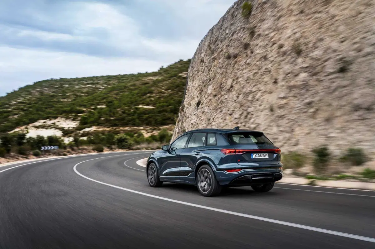 Audi Q6 e-tron: arriva la piattaforma PPE con 100 kW di batteria (8)