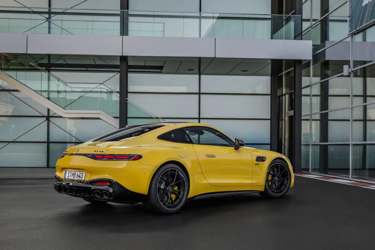 Mercedes-AMG GT 43 Coupé, con il quattro cilindri eroga 422 Cv (7)