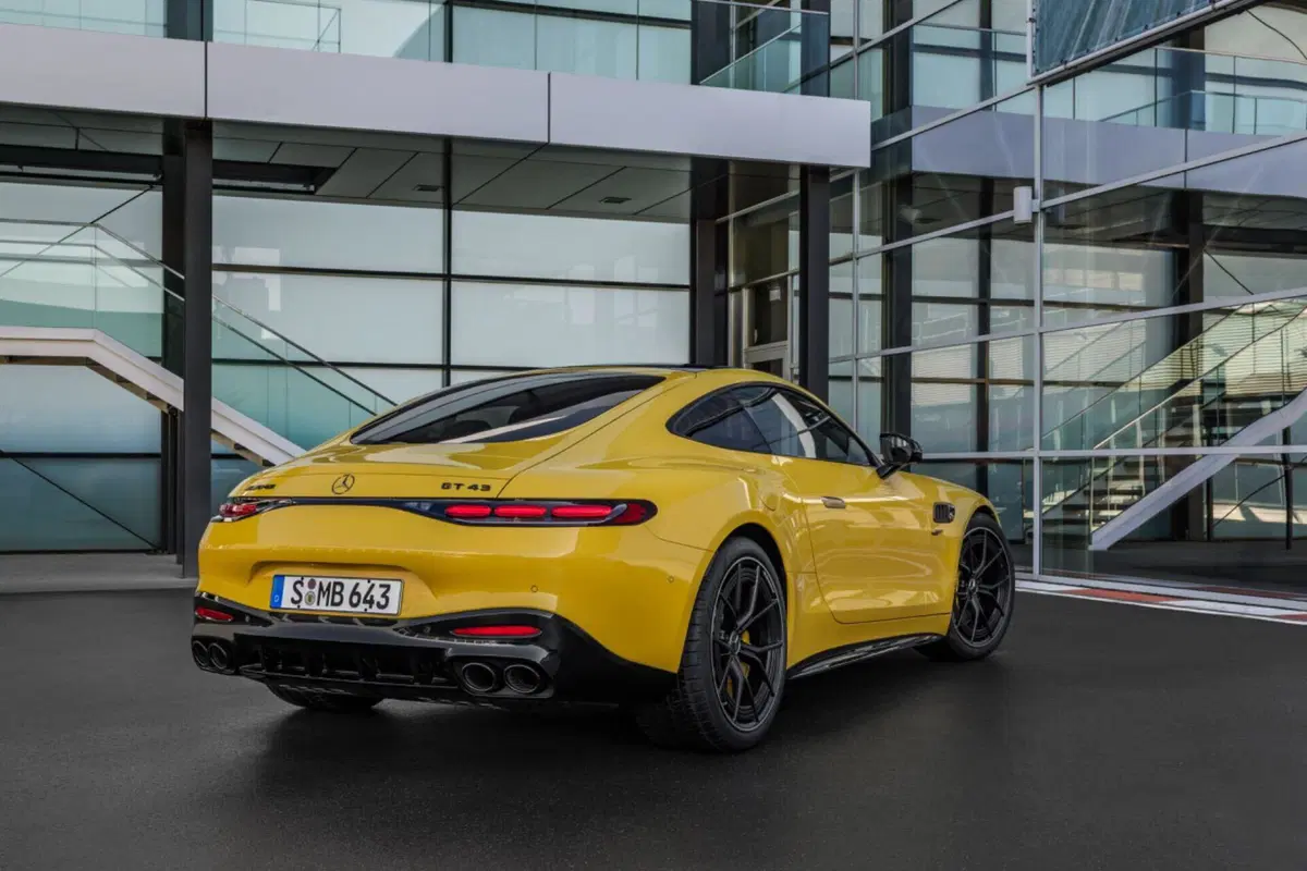 Mercedes-AMG GT 43 Coupé, con il quattro cilindri eroga 422 Cv (13)