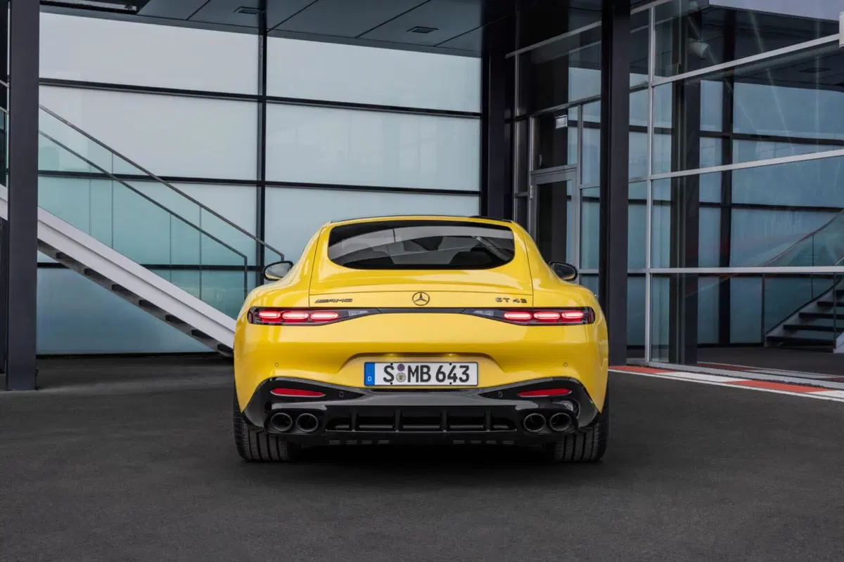 Mercedes-AMG GT 43 Coupé, con il quattro cilindri eroga 422 Cv (14)